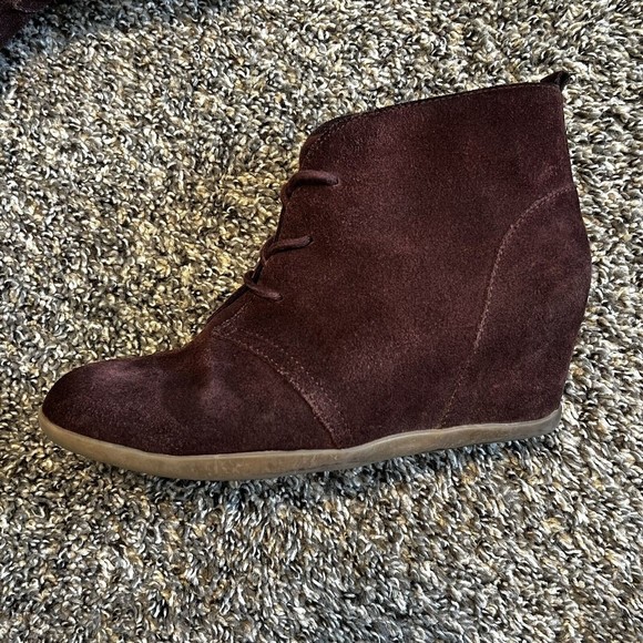 Minnetonka Burgundy Wine Red Suede Wedge Lace up Ankle Boots Booties Size 9 - Picture 3 of 11